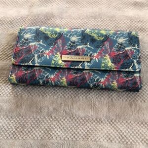 clutch type wallet. Butterfly patten. New without tags. Nice print👜👜